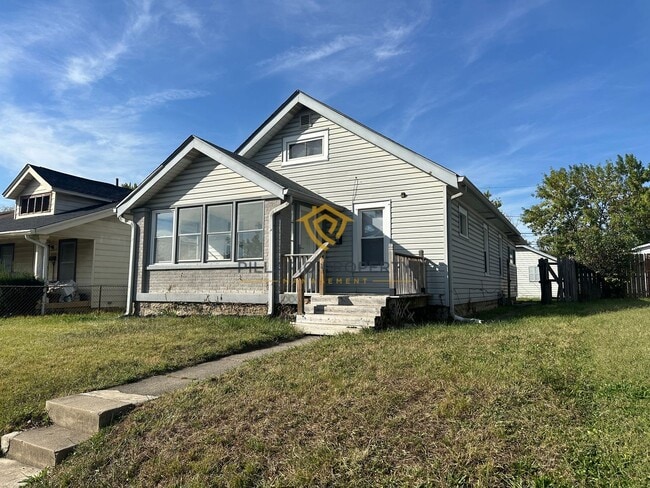 Building Photo - Stylish & Updated 3 Bedroom / 1.5 Bath Home – Move-In Ready!