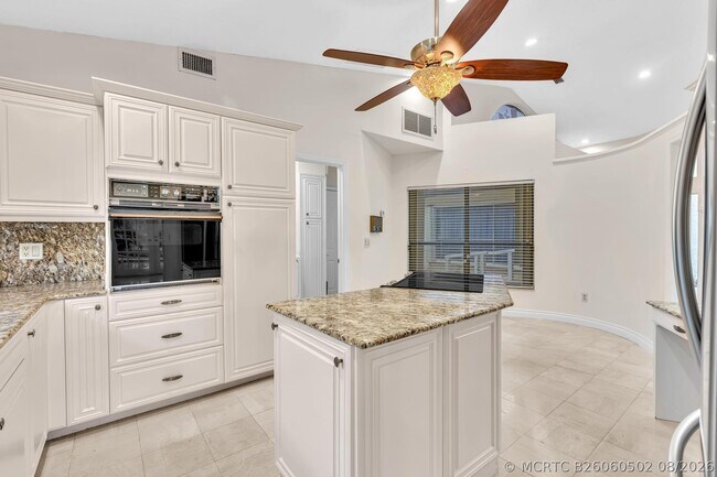 Building Photo - 22595 Esplanada Cir