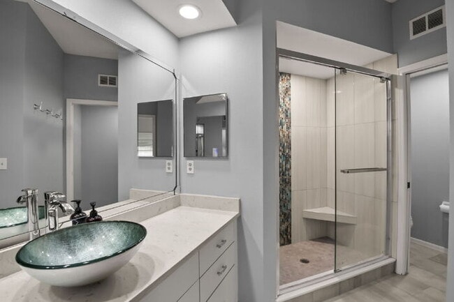 Building Photo - "Spacious 3-Bed, 2-Bath Condo Retreat in Vibrant Saint Petersburg – 1,445 Sq Ft of Comfort!"