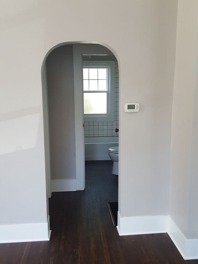 Building Photo - 4 Bed, 1 Bath, Large fenced yard, Shop, En...