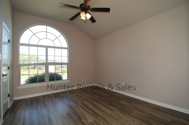 Building Photo - Evergreen Estates Beauty!