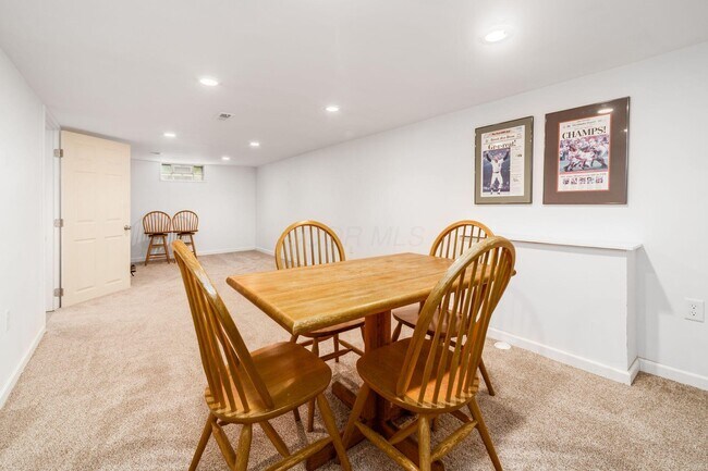 Building Photo - 230 E Royal Forest Blvd