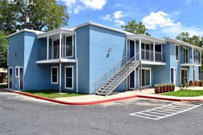 Building Photo - Fully Renovated 1-Bedroom Apartment in Alamo Heights ISD
