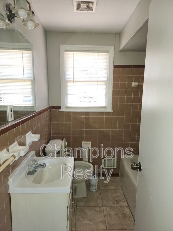 Building Photo - 5415 Eugenia Ave