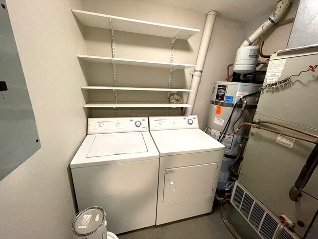 Building Photo - Bright Condo in NW Portland with Washer/Dryer In-Unit