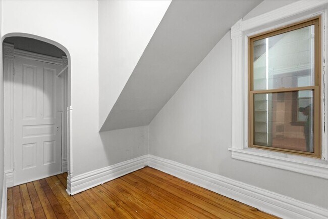 Building Photo - 1013 N Winchester Ave