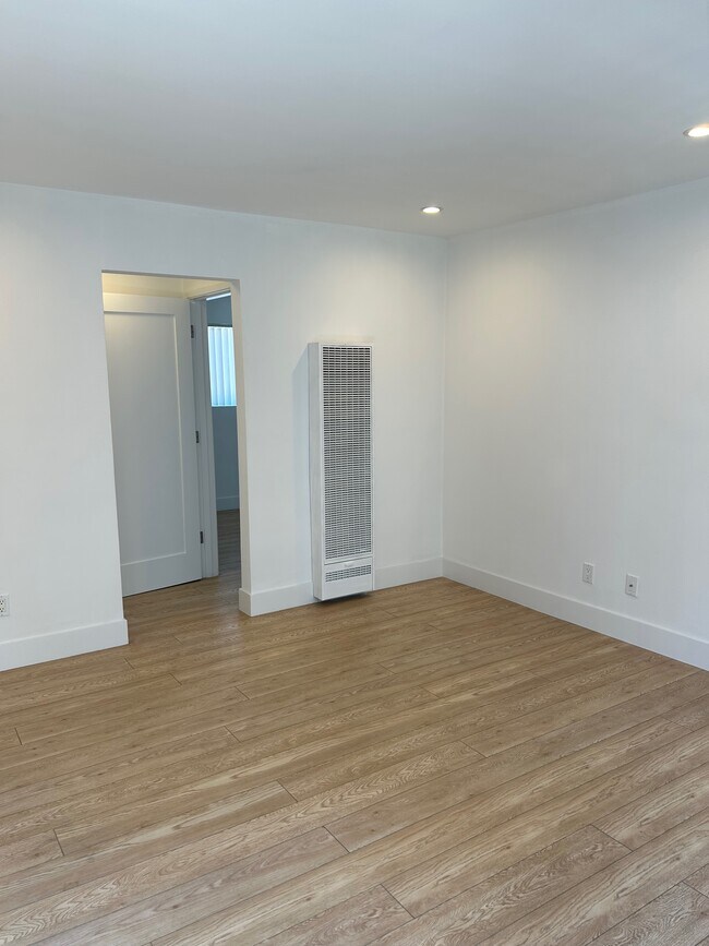 Building Photo - 1215 N June St