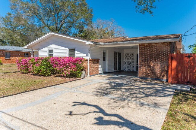 Building Photo - Updated 3 Bedroom in Great Location!