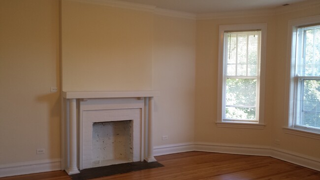 Living room - 1228 W Columbia Ave