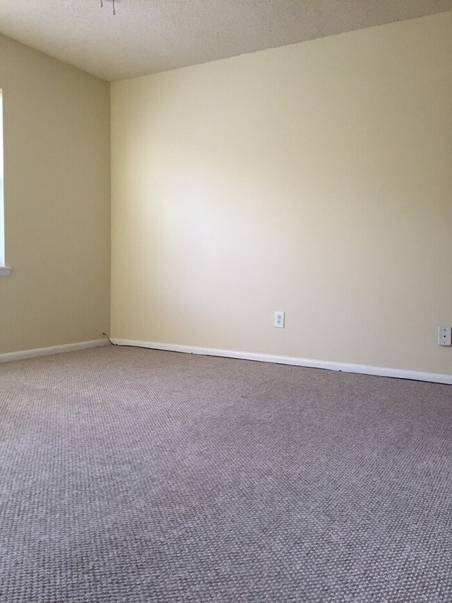 Building Photo - 2 Bed 1.5 Bath two story condo.
