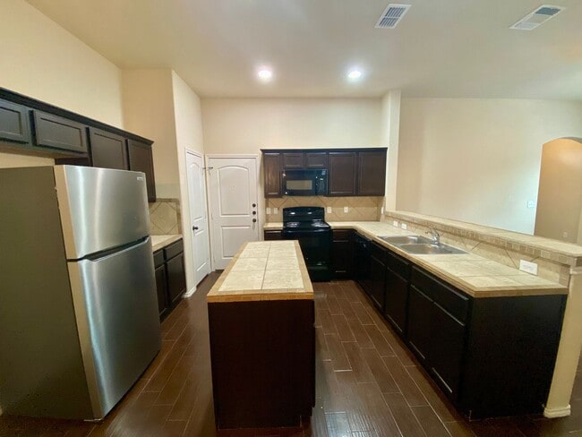 Building Photo - Move In Ready Duplex