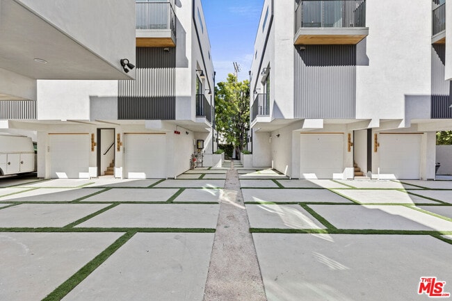 Building Photo - 10917 Hesby St