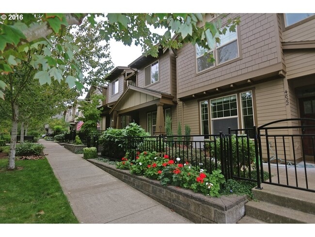 Building Photo - Wonderful Townhouse in Bethany/ NW Portland