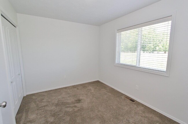 Building Photo - 454 Old Maple Dr