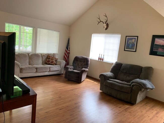 Building Photo - Beautiful 4 Bedroom 2.5 Bathroom Home