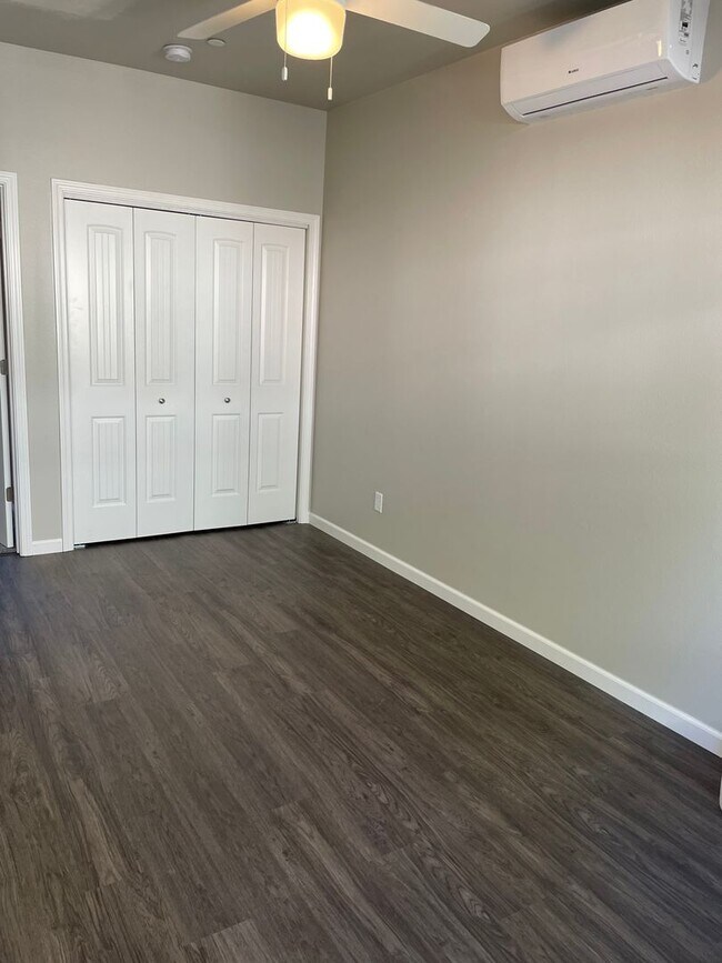 Building Photo - 485 E 6th St