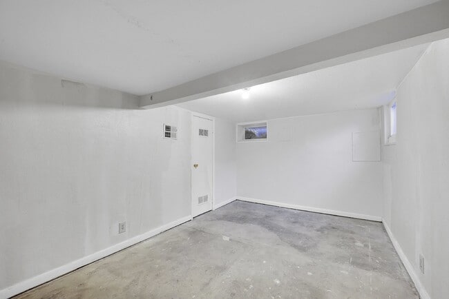 Building Photo - $2,495, 2-bed, 1-bath Victorian in the hea...