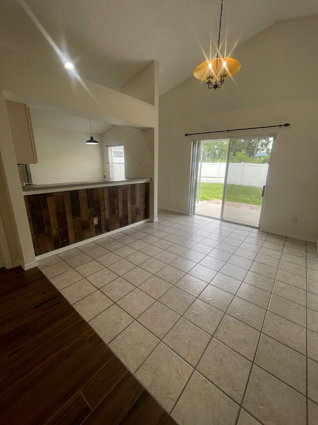 Building Photo - 4 Bedroom, 2 Bathroom Home in St. Cloud - Spacious 1612 Sq Ft