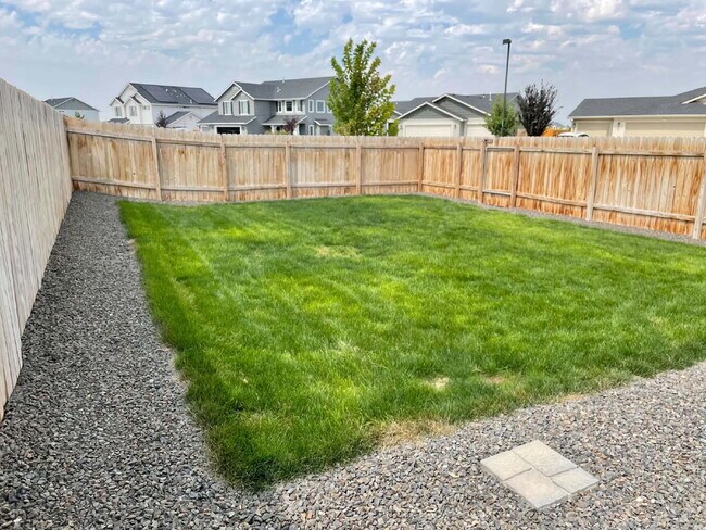 Building Photo - "Charming 3-Bed Oasis on East Drouillard Street with 2.5 Baths and 1470 Sq Ft in Nampa!"