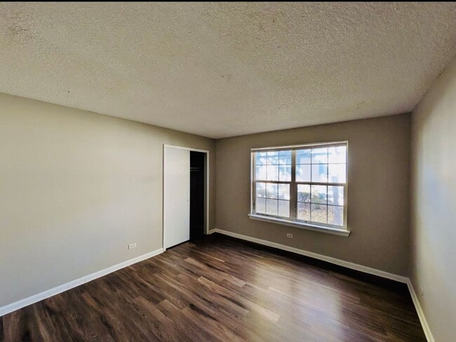 Building Photo - 3 Bedroom 1.5 Bathroom Townhome