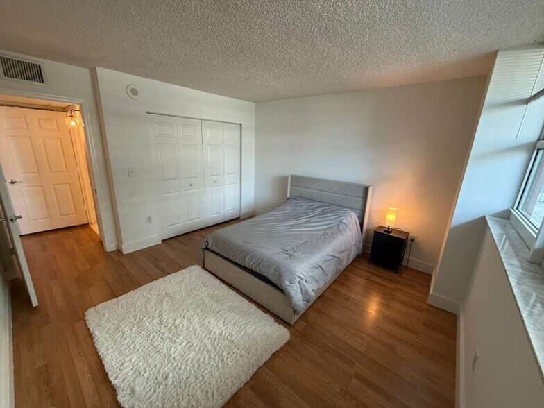 Building Photo - 1155 Brickell Bay Dr