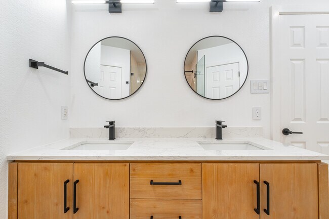 Building Photo - 1011 Bodgers Dr