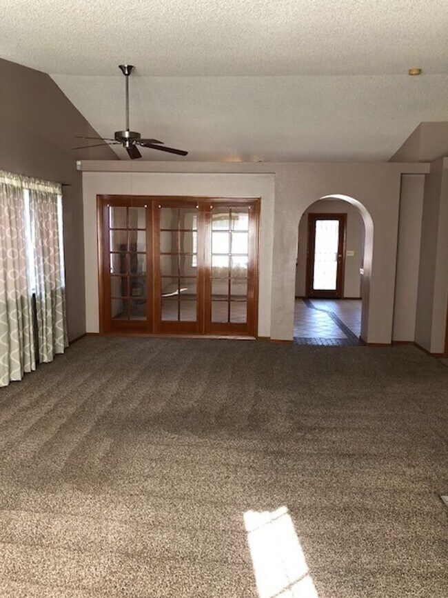 Building Photo - 980 Lakewood Dr