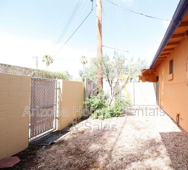Building Photo - 350 N Silverbell Rd
