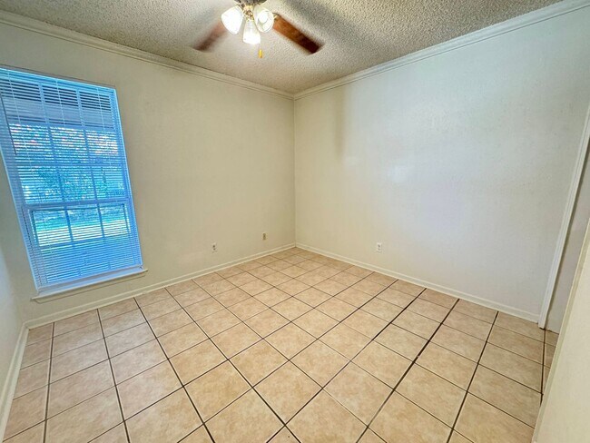 Building Photo - 2404 Shoemaker Dr