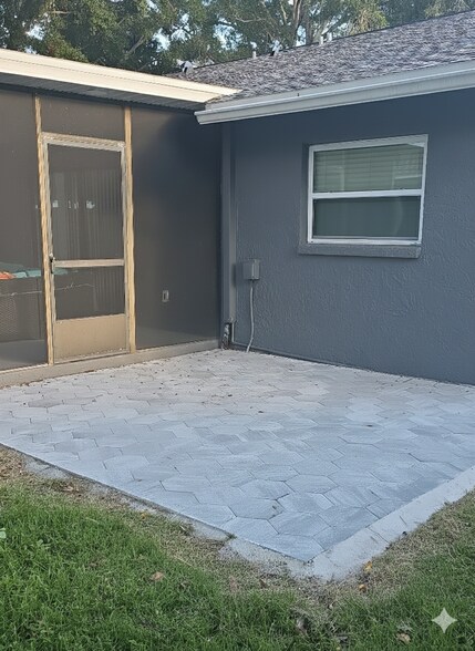 Building Photo - 10501 Lake Vista Dr