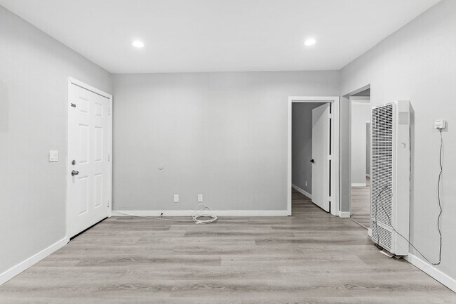 Interior Photo - 113-201 S Lillie Ave