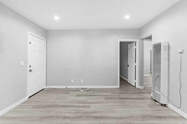 Interior Photo - 113-201 South Lillie Avenue