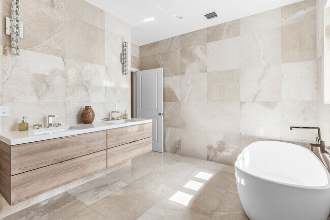 Building Photo - 306 Cordova Rd