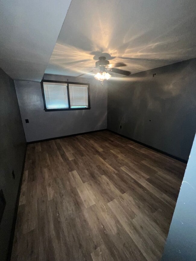 Building Photo - 4 Bedroom, 1.5 Bathroom House