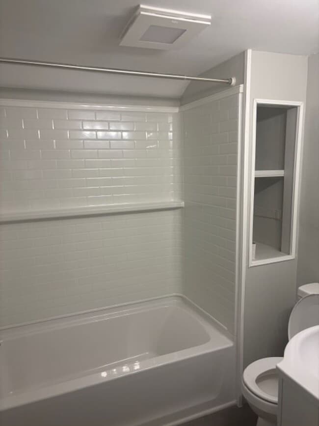 Building Photo - Newly Renovated 1 Bedroom / 1 Bath Apartment