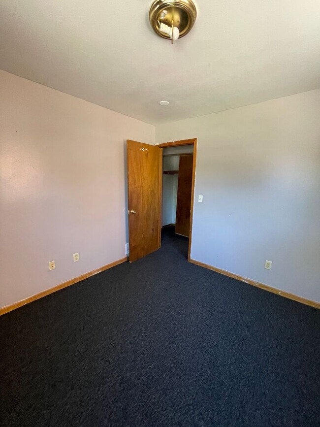Building Photo - 8809 W Villard Ave