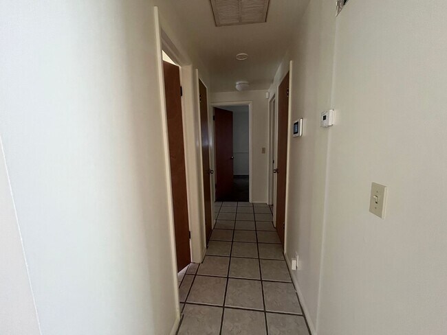 Building Photo - Light, bright, & Move- In ready with ultimate flexibility!