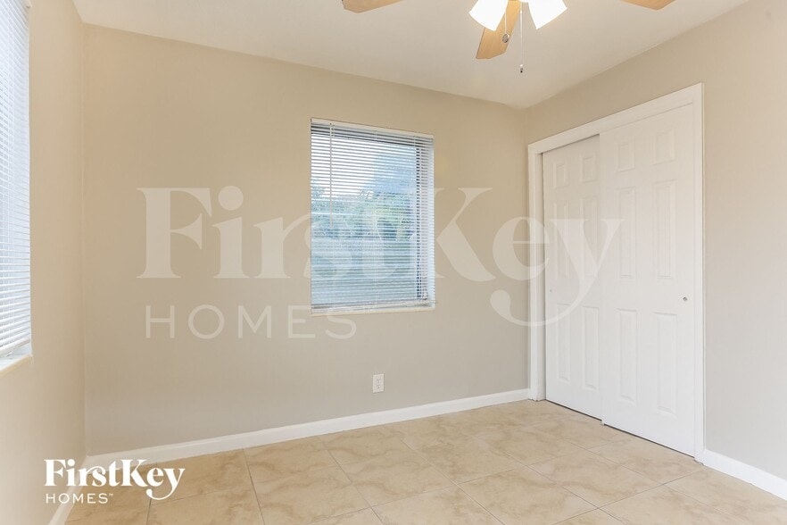 Building Photo - 2411 NE 10th Ave