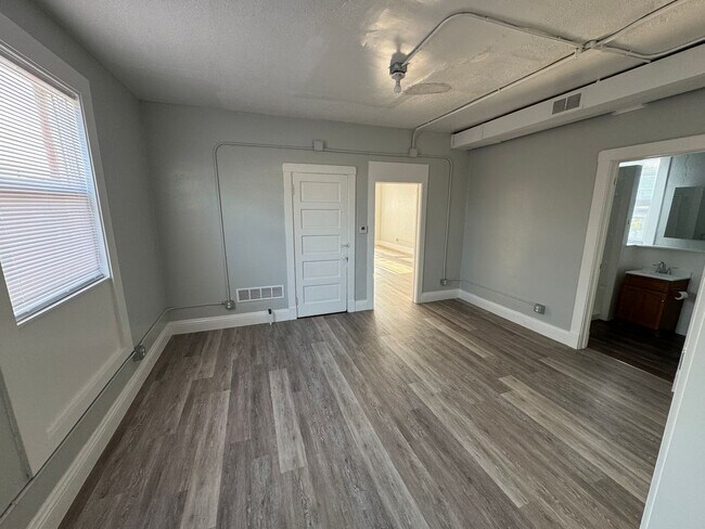 Building Photo - 2 Bedroom Apartment - 1510 1/2 Harrison Street