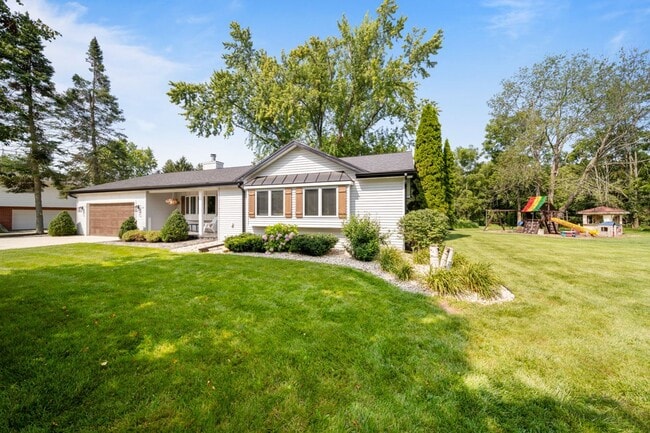 Building Photo - Lake Geneva Family-Friendly Furnished Home Available for Monthly & Mid-Term Rentals