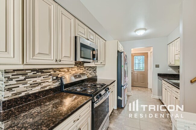 Building Photo - 14353 S Glen Dr W