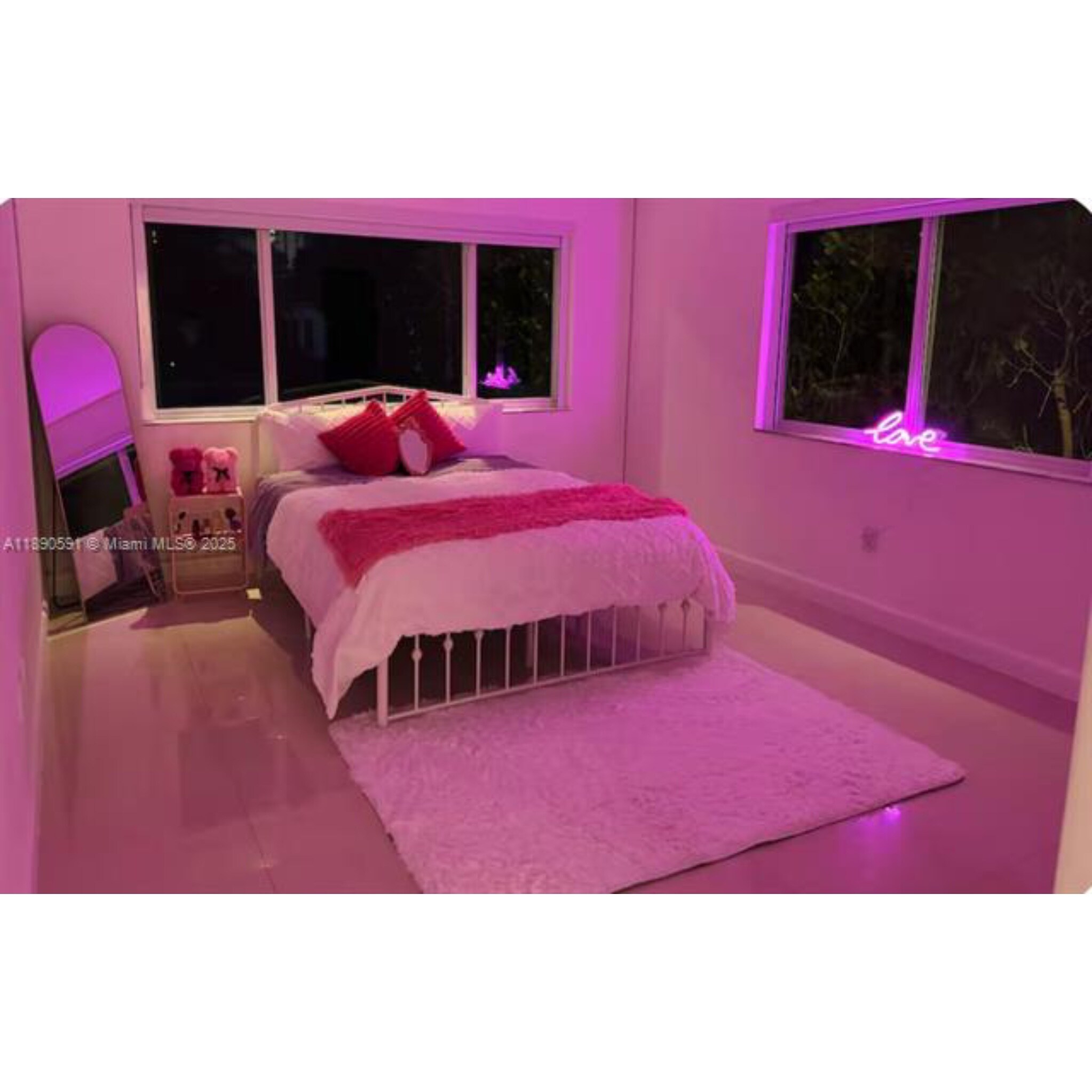 Building Photo - 9240 Byron Ave