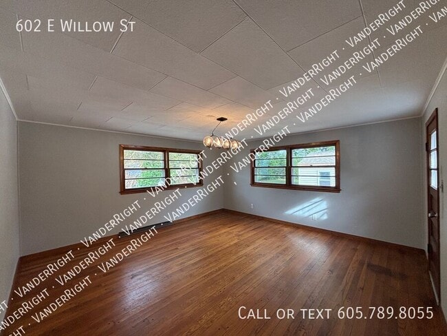 Building Photo - 602 E Willow St