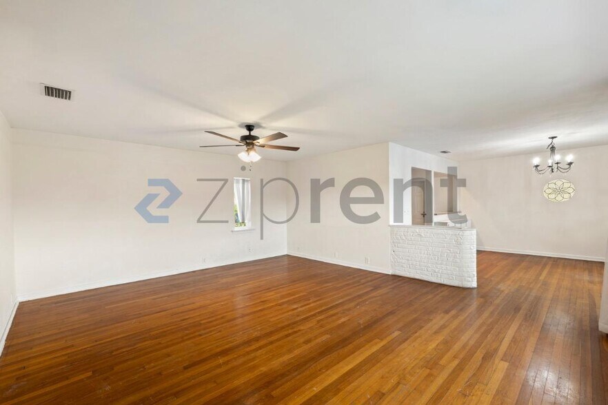 Building Photo - Unit