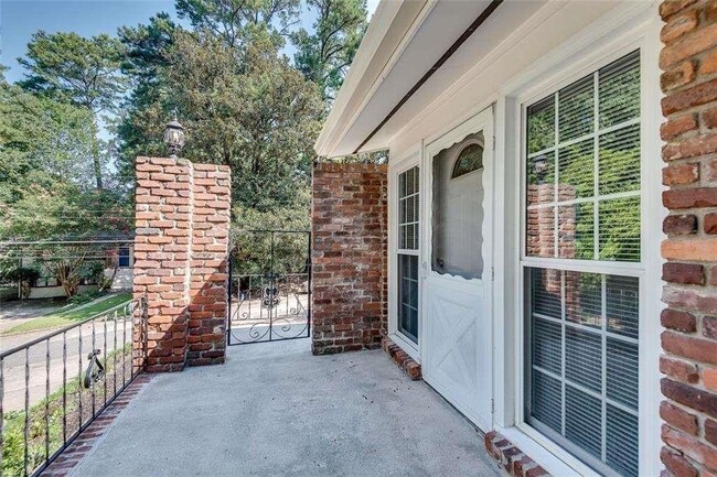 Building Photo - 799 Marstevan Dr NE