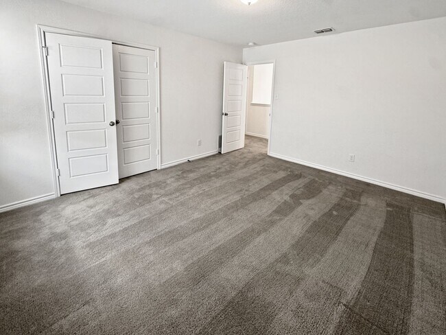 Building Photo - New Braunfels gem