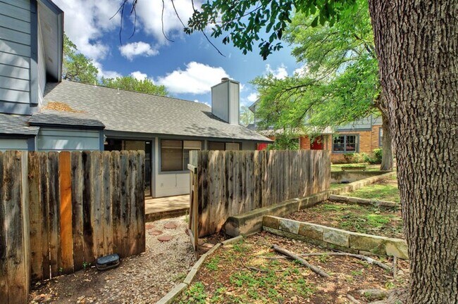 Building Photo - 1411 Gracy Farms Ln
