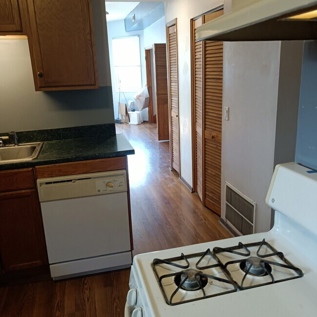 Building Photo - 1440 W Barry Ave