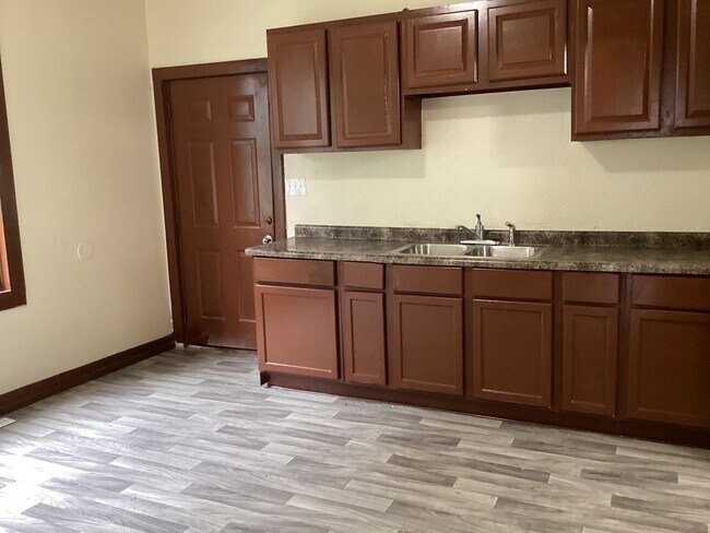 Building Photo - 3 Bedroom Lower Duplex