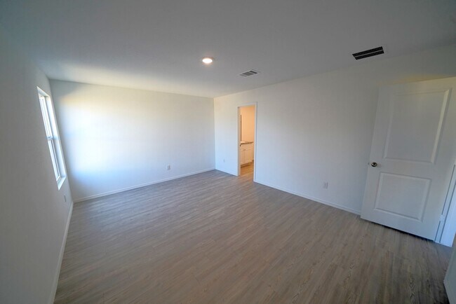 Building Photo - Like-New Home Now Available For Rent in Converse, TX! Realtor Commission offered: $600
